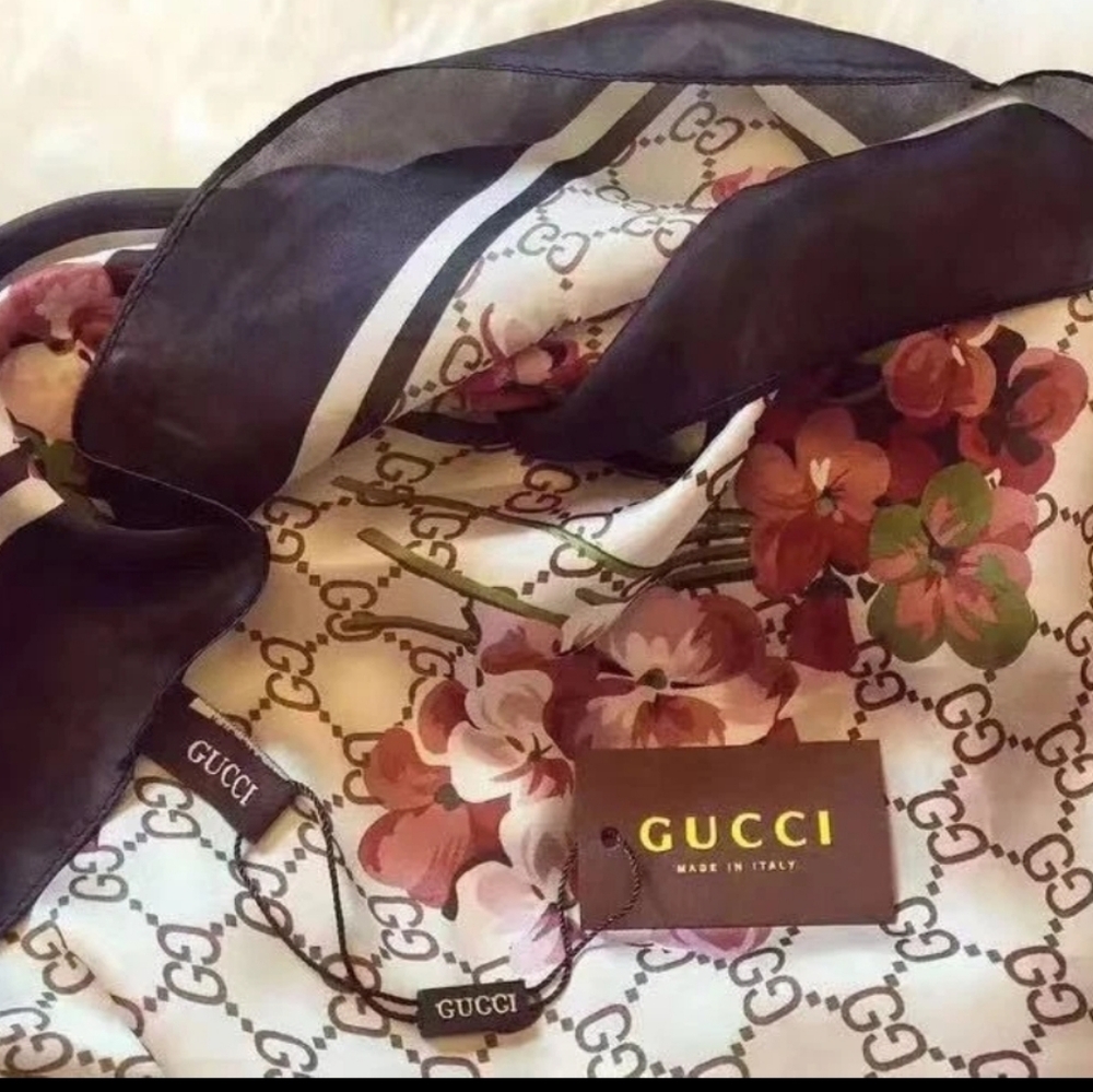 Bnwt LAST ONE!! Authentic Gucci Printed Flora Silk Twill Carré Scarf Wrap - Picture 2 of 3